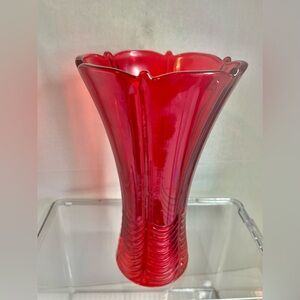 BEAUTIFUL VINTAGE RUBY RED LILY SHAPED GLASS VASE (HEIGHT 9 1/2)
